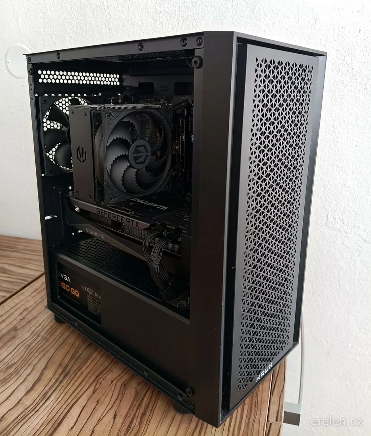 Herní PC AM4 – RTX 3070 Ti / Ryzen 5 5600 / 16 GB DDR4 — AMD Ryzen 5 5600 · NVIDIA GeForce RTX 3070 Ti 8 GB GDDR6X · 16 GB DDR4 3200 MHz Kingston FURY Beast · Bez disku – osadíme váš vlastní disk · Windows 11 Pro — Erelen Olomouc